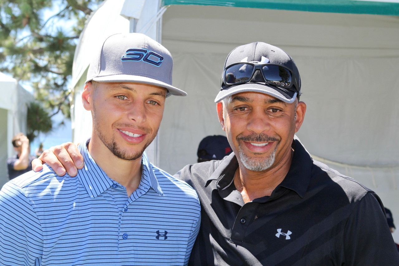 开云网站-库里谈黄蜂即将退役父亲球衣：这非常特别 期待现场见证这一刻